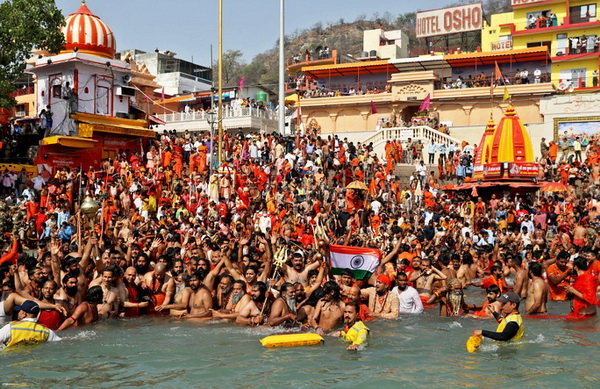 Hàng triệu người dân tham gia lễ hội Kumbh Mela tại Ấn Độ hồi giữa tháng 4/2021, đây được xem là sự kiện “siêu lây nhiễm” dịch COVID-19 ở quốc gia tỷ dân gần đây. Ảnh: Reuters
